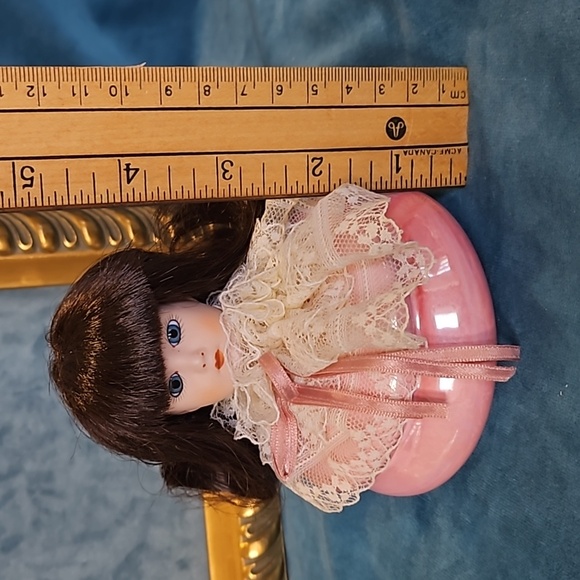 Vintage 1980s porcelain doll trinket box, perfect condition, lace dress - Picture 9 of 10